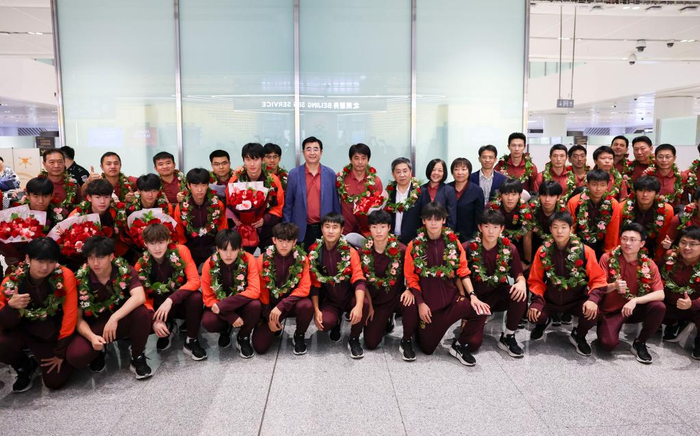 5月24日，中国U17男足回国后在机场与中国足协成员合影。新华社记者王东震摄