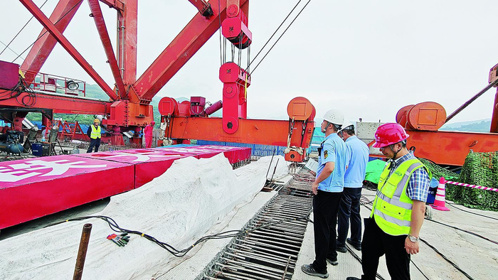     石沱长江大桥铁路钢梁合龙现场