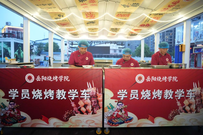 5月19日，学员们在岳阳烧烤学院进行毕业考试。新华社记者 薛宇舸 摄