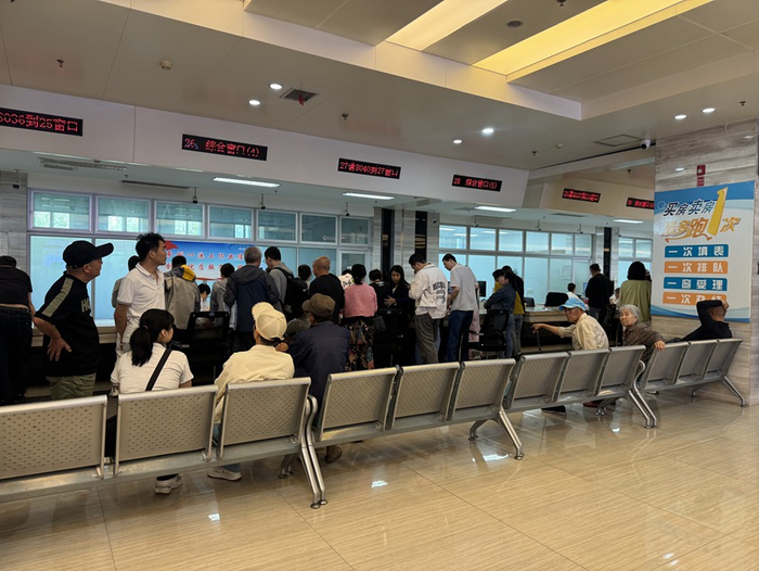 长春市房屋交易景阳服务中心“一厅通办、一站式服务”，群众买房卖房“最多跑一次”。人民网记者 李思玥摄