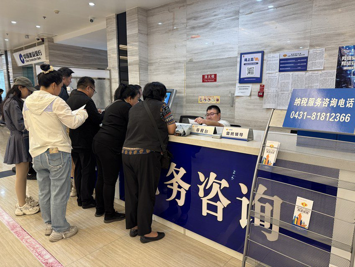 税务等多个部门集中进驻同一个大厅，群众咨询办理更方便。人民网记者 李思玥摄