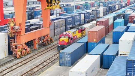 至2026年5月27日，“蓉深港图定班列”已开行一周年。邹庆琨 摄