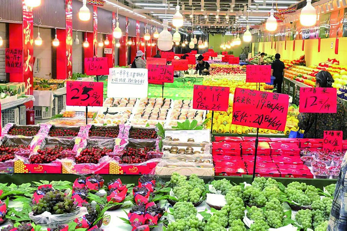     5月22日，云南省昆明市一家新开业的水果商场里品类丰富的时令水果供消费者挑选。 新华网发