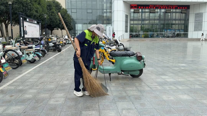 李佳在工作