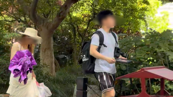 “野生摄影师”带着游客拍照 中国蓝新闻记者谢冠伦 摄
