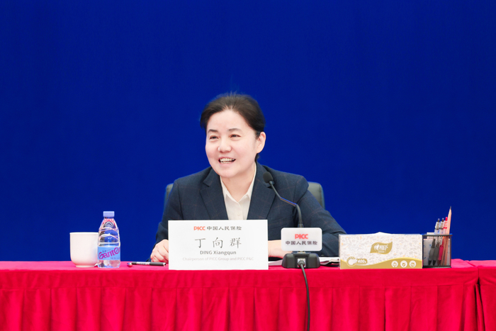 丁向群在中国人保2025年业绩发布会现场照片 图片来源：中国人保