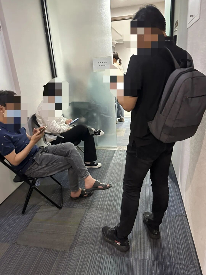 投资人在宜信等待。图片来源：网友供图