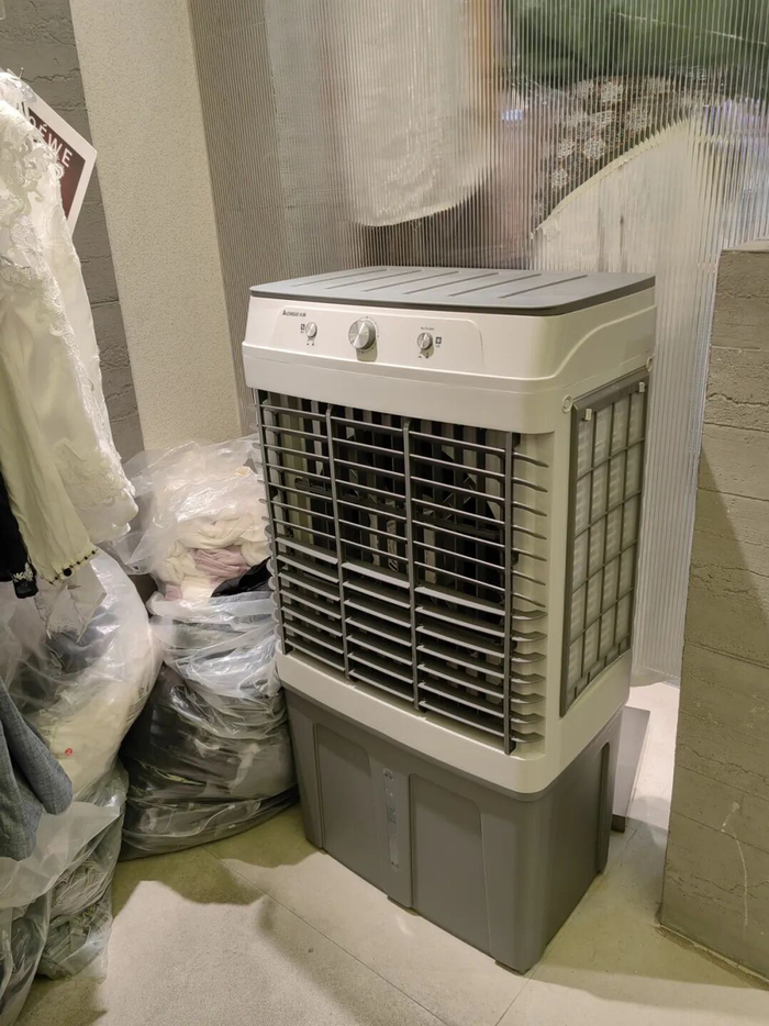一商铺角落摆放着四月底购置的冷风机。