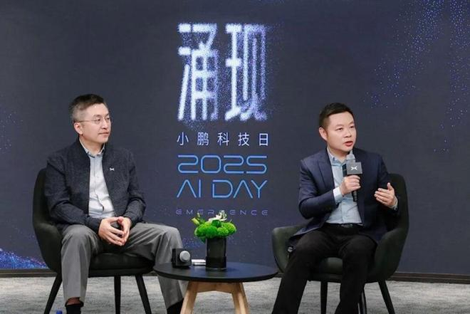 ▲小鹏集团董事长兼CEO何小鹏（图右）、名誉副董事长兼联席总裁顾宏地（图左）