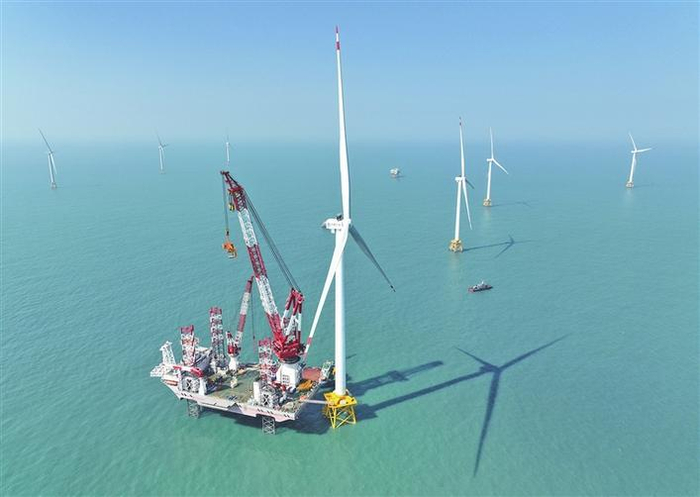     位于福建海域的20兆瓦海上风电机组和“大桥海风”号2000吨自升式海上风电安装平台。    新华社记者 林善传 摄
