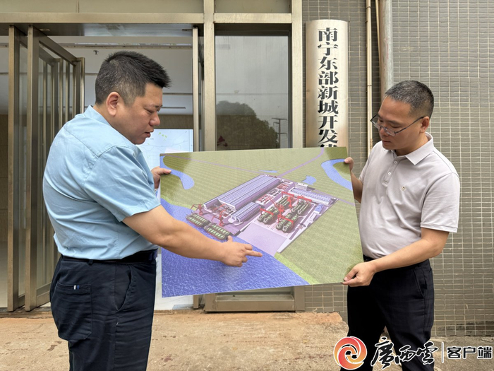 钦实集团广西圆周率船舶科技发展有限公司副总经理胡斌生（左一）向记者介绍项目建设情况。广西云-广西日报记者 沈程 摄