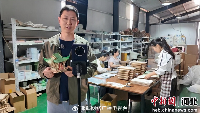 图为魏县众乐玩具微工厂直播现场。 袁龙 摄