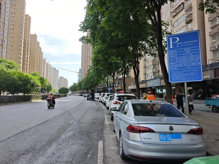 西安一处路内停车泊位 摄影/马纪朝