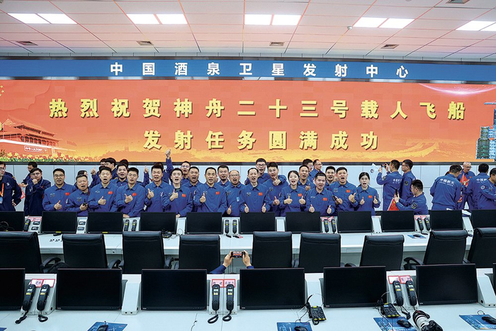神舟二十三号载人飞船发射任务圆满成功，测发室科技人员在“大红屏”前合影。王明艳摄