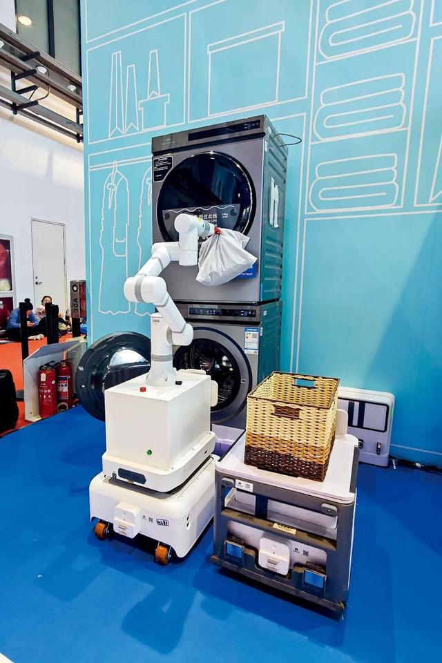 云迹科技的机器人展示洗衣房自助取衣、洗衣场景。图/视觉中国