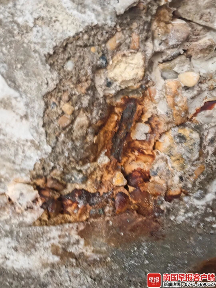 ▲水泥被渗水腐蚀后成渣脱落。
