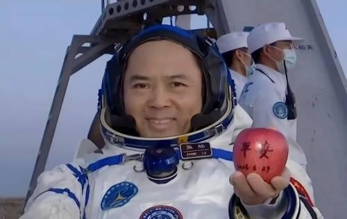 指令长张陆从空间站带回来一个苹果。（图源：中国载人航天工程办公室）