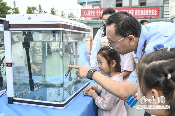 孩子们现场学习渔业知识。