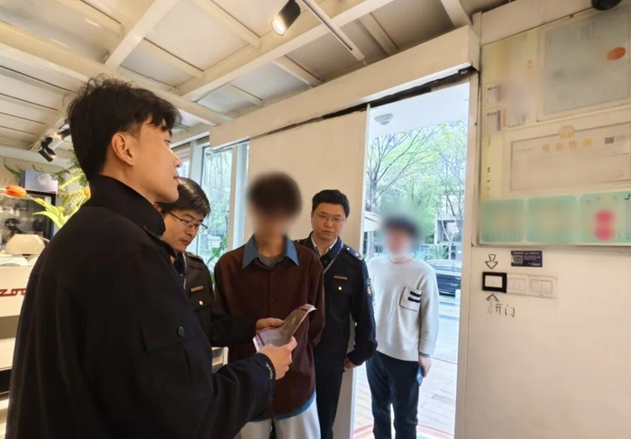 资料图：执法部门在检查店铺的各类证件。