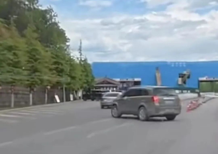 ▲稻城亚丁等景区“截道收费”的问题，引发了社会广泛关注。图/陕视新闻