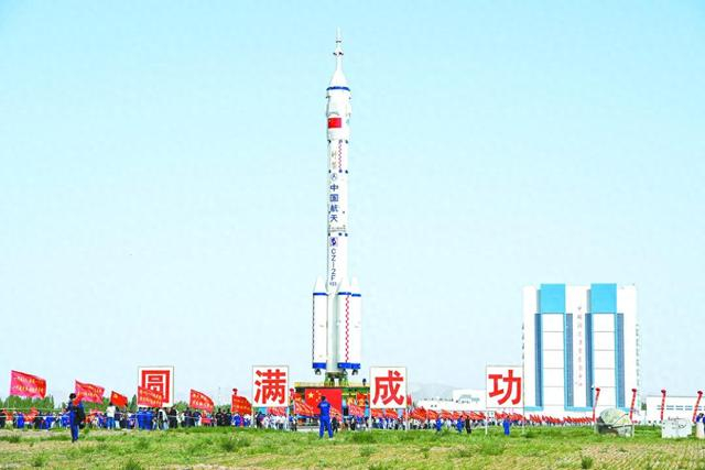图为神舟二十三号载人飞船和长征二号F遥二十三运载火箭组合体。（视觉中国）