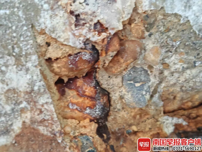 ▲渗水导致墙体水泥大面积锈蚀。
