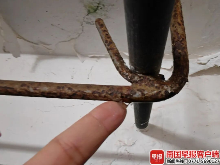 ▲渗出来的水顺着生锈的钢筋往下滴。