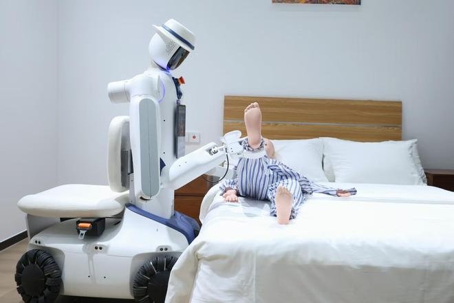 图为在2026智能养老服务机器人应用大赛上，一款护理服务机器人正在进行卧床老人照护场景演示