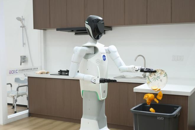图为在2026智能养老服务机器人应用大赛上，一款服务机器人正在进行家务场景演示