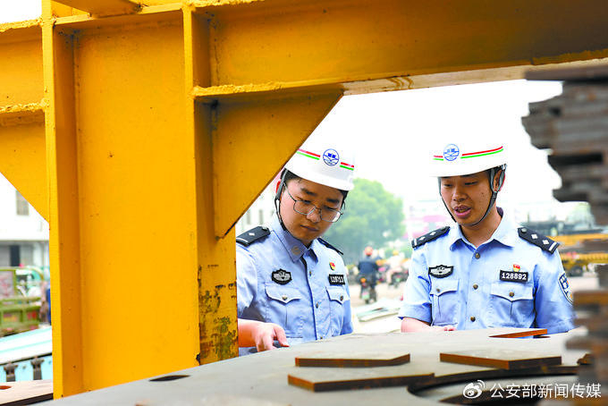 ​5月13日，江苏省靖江市公安局民警在船企开展安全检查。（靖江市公安局供图）