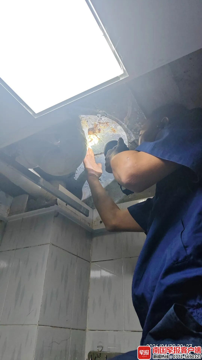 ▲小区物管维修人员进行处理。