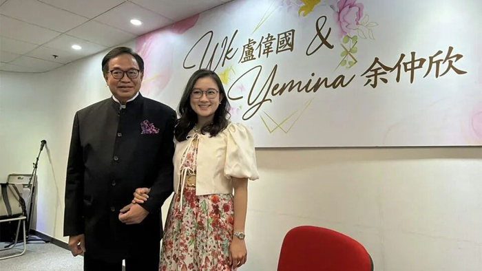 卢伟国（左）甜丝丝宣布，与女友余仲欣于10月拉埋天窗。