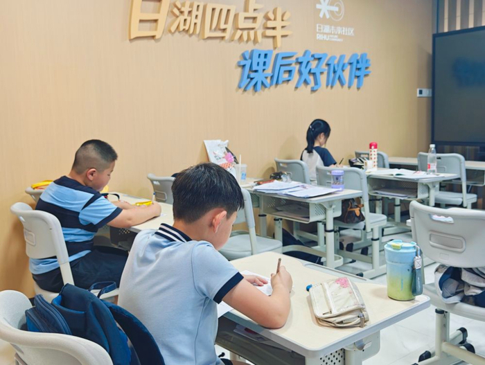  2026年4月，余姚市长护护理员上门为失能老人提供长期护理服务。（余姚市医疗保障局供图）