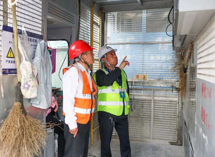 5月13日，苏小锋（右）在杭州市拱墅区一处建筑工地进行安全检查。
