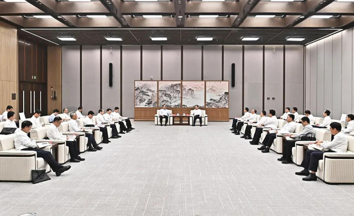 张国华与中国石化集团董事长、党组书记侯启军一行举行工作座谈。刘向阳 摄