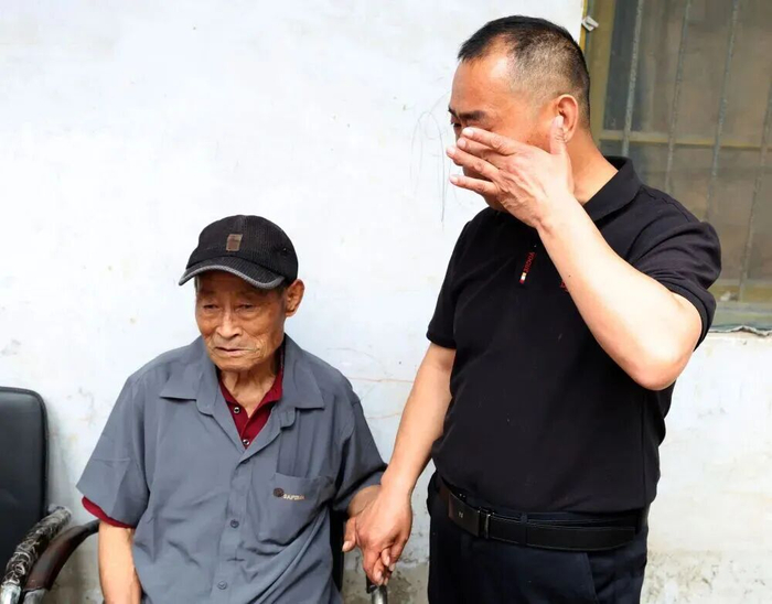 5月19日，苏小锋到河南商丘永城市马桥镇小苏庄村探望父母，见到父亲后落泪。
