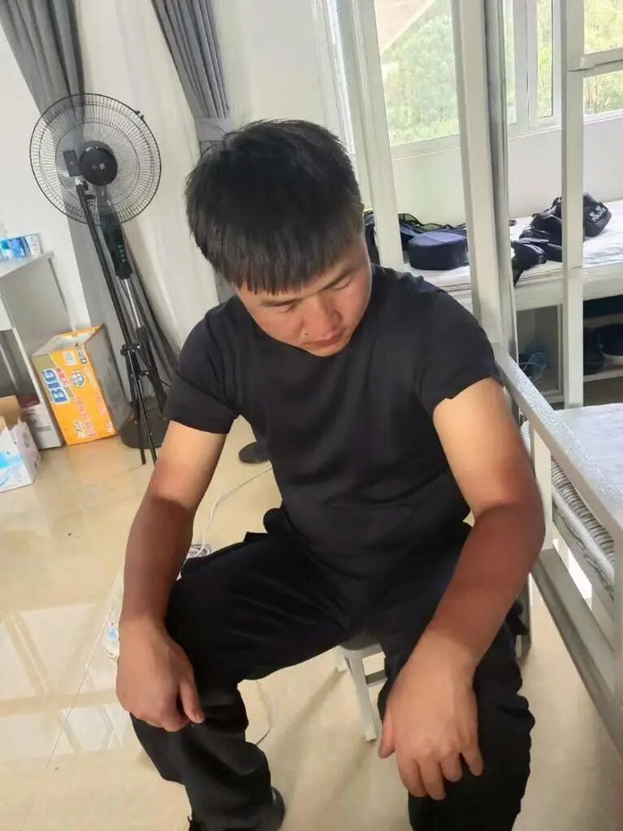 范慧康完成边境巡逻后回到住所。新华社发