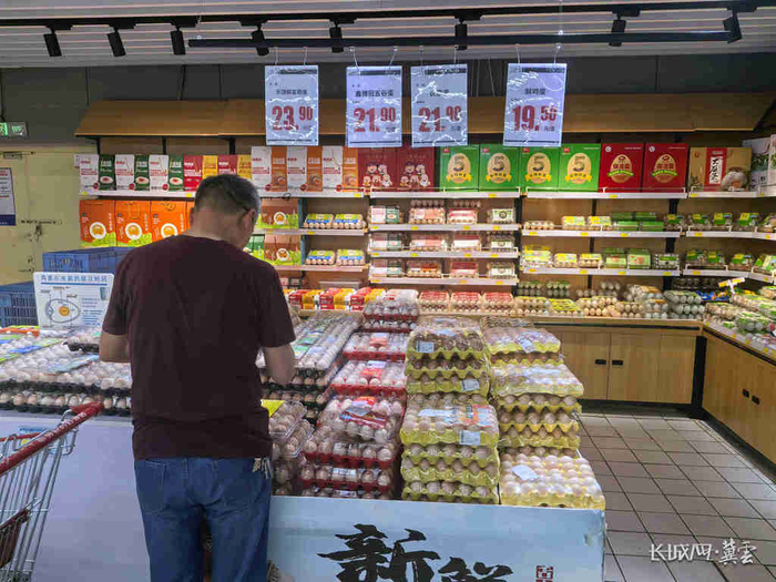 石家庄某大型连锁超市，市民正在选购鸡蛋。长城网·冀云客户端记者 路娟 摄
