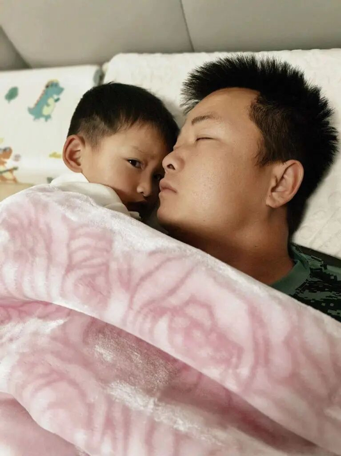 范慧康休假回家期间，儿子祺祺总是要抱着爸爸才睡觉。新华社发