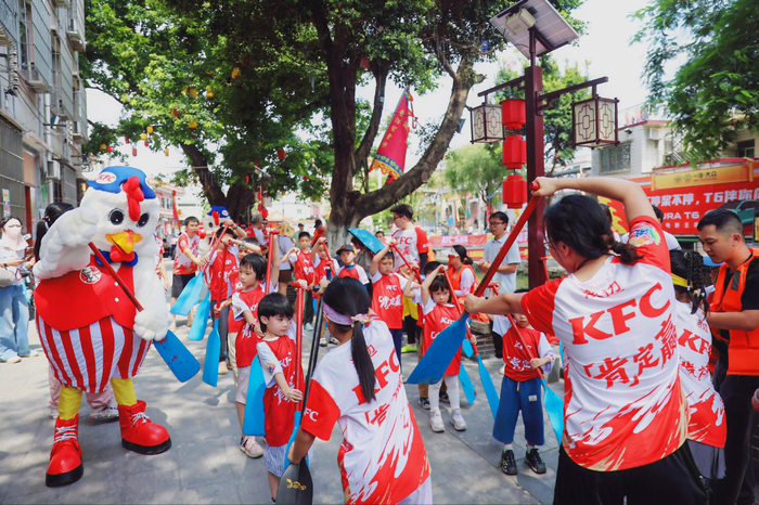 “漖边龙船队”队员周黎新带着两位小女徒弟为孩子们示范正确的握桨与发力姿势