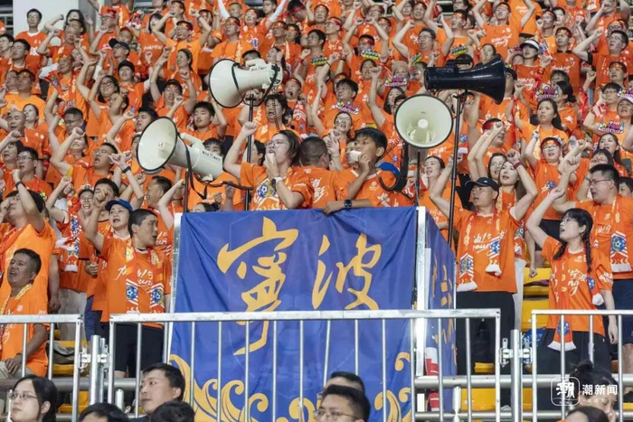 加油助威的球迷。记者 贺元凯 袁佳颖 摄