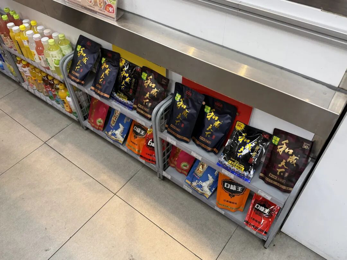 丰台区一家便利蜂门店，槟榔与饮料混放。