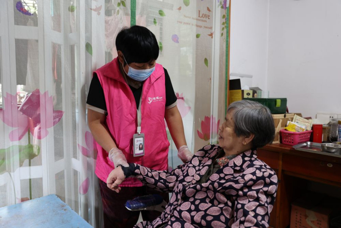 2026年5月，江北区日湖社区综合服务体内，双职工家庭子女正在参加学生托管小课堂。（江北区日湖社区供图）