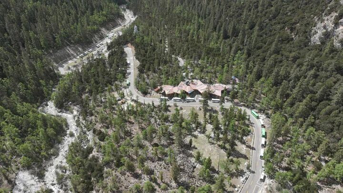5月29日，在前往扎灌崩的路上，不少景区观光车停靠在路边等候轮岗。