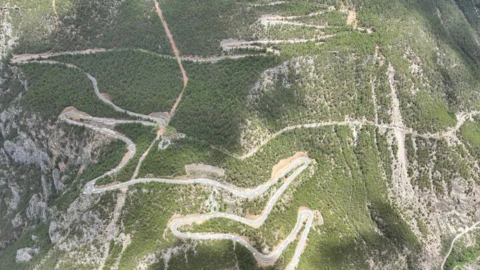 5月29日拍摄的前往稻城亚丁景区核心区域的道路。