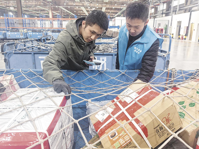     任经国和同事在核验搬运货物。本报记者 何敏 摄