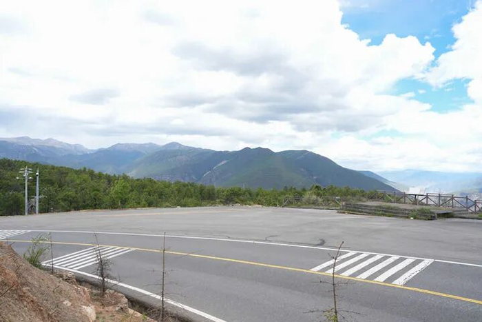 5月29日拍摄的由稻城亚丁游客中心前往景区道路上的一处观景平台，观景平台位于弯道处，仅能容纳部分小车停靠。