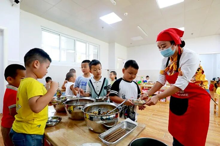幼儿园小朋友在吃营养餐