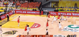 流畅丝滑！弗格与王哲林撞墙式配合 再击地妙传张镇麟暴扣空篮！