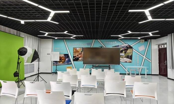 图2 学校组织学生开展兵团农产品直播带货系列活动的视觉设计实训室
